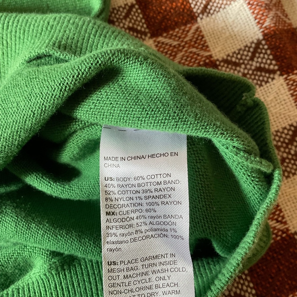 Chico’s Green Embroidered Top. Size 1 - Picture 9 of 10
